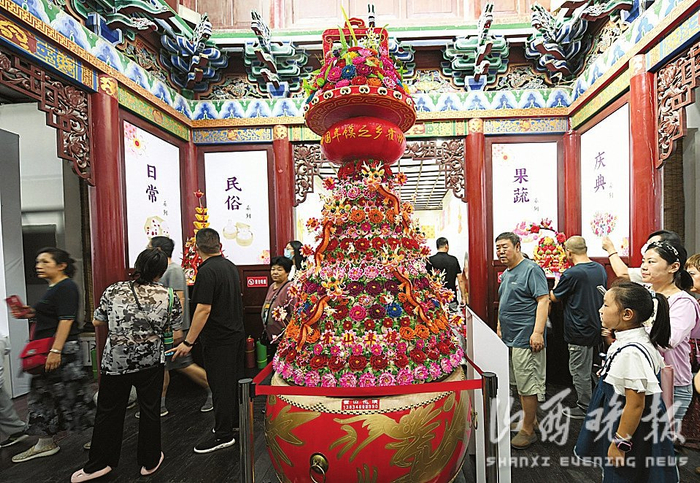 精湛的面食技艺秀、精美的面塑，全面展示中国面食文化的博大精深，现场人气爆棚。 山西晚报记者　武六红　胡续光　范璐摄