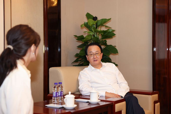 图为陶成波接受新华社分析师专访