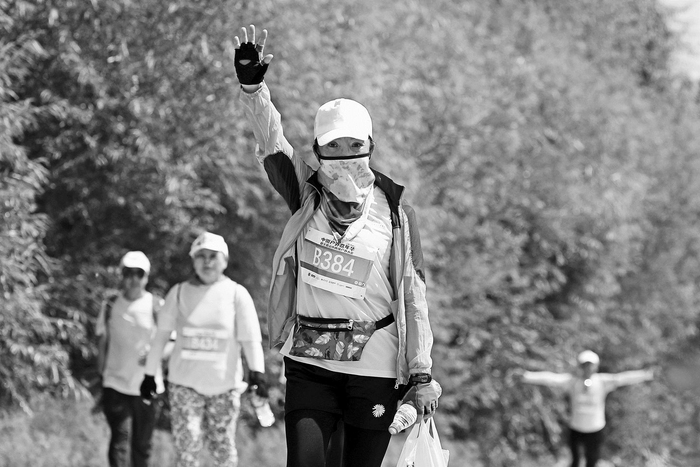     人们穿着防晒衣参加户外比赛 本报记者 陈晨 摄