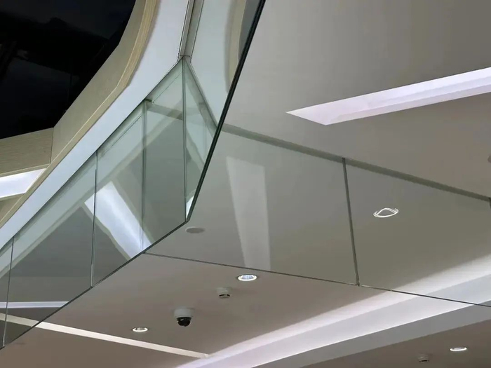 迷之玻璃板，坐标上海某商场｜@果壳读者啊老师