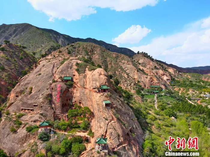 航拍须弥山石窟一景。受访者供图