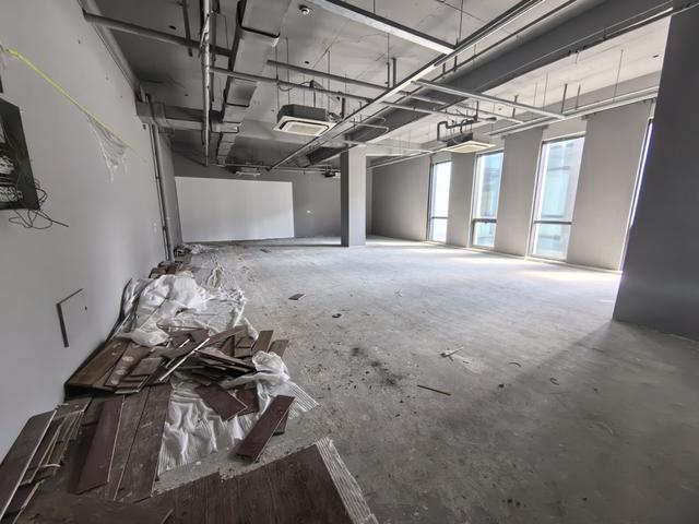 △临港金融大厦由一幢主楼和东西两幢裙楼组成，西裙楼的304室为空置未装修状态。