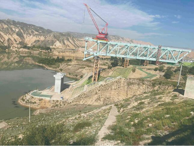 尖扎黄河特大桥的施工现场，这一跨，让这座桥成为目前世界上跨度最大的双线铁路连续钢桁拱桥。摄影：倪晓颖 董洁