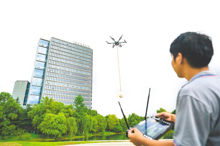 光谷未来科技城，一架电鹰大载重智能无人机搭载运输载荷进行测试。 （湖北日报全媒记者 魏铼 摄）