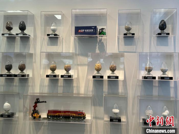 图为国际班列到发商品展示。　戴文昌 摄