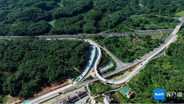 　　正在改造中的琼中互通。记者 刘孙谋 摄