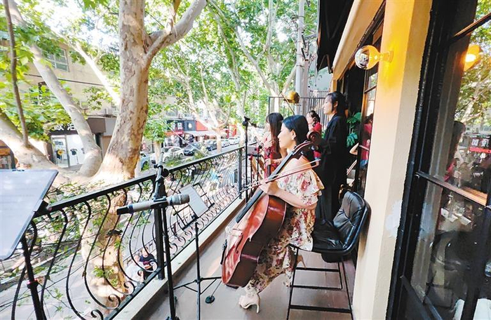 太阳庙门街的阳台音乐会 记者 李明 摄