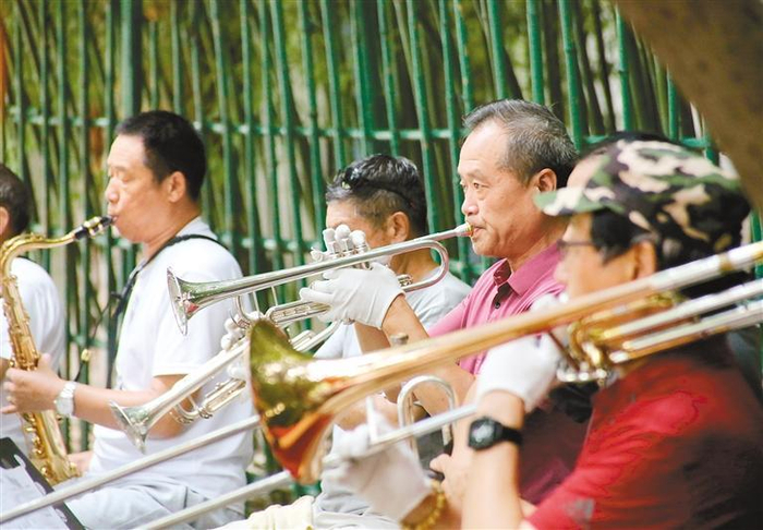 长乐公园里的老年人乐队 记者 谢伟 摄