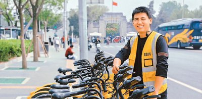 在北京市海淀区，美团单车运维人员将一批共享单车摆放整齐。美团单车供图