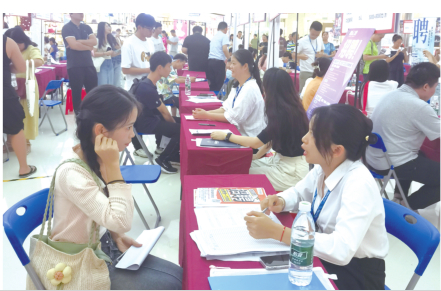 求职者与企业面对面交流。本报记者蒋爱云 摄