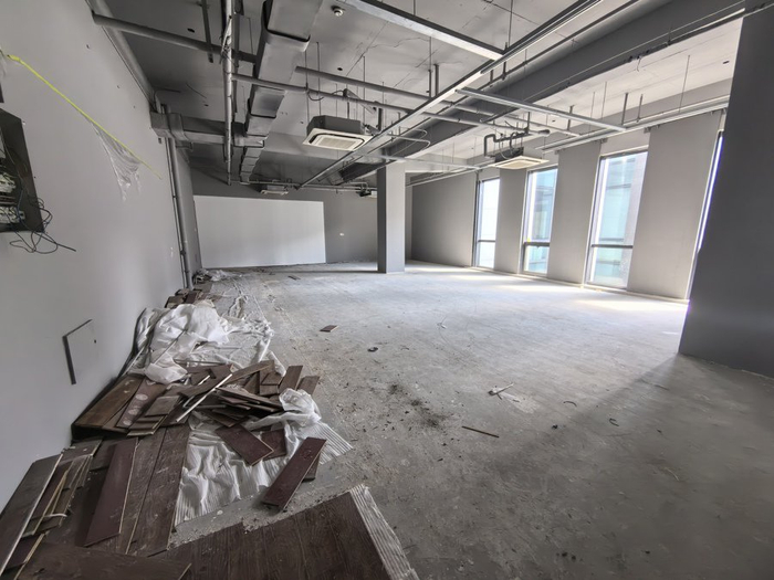 △临港金融大厦由一幢主楼和东西两幢裙楼组成，西裙楼的304室为空置未装修状态。