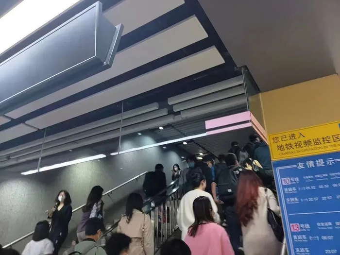 拍摄于上海某地铁站｜@果壳读者罗一得
