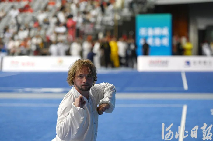 8月23日，第十一届中国·沧州国际武术大赛开赛，俄罗斯选手安东在比赛中。河北日报记者王伟宏摄