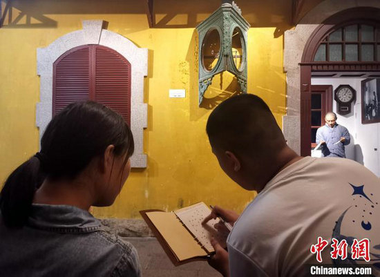 观众在胶济铁路博物馆体验“剧本杀”，交流剧本内的谜题。赵晓 摄