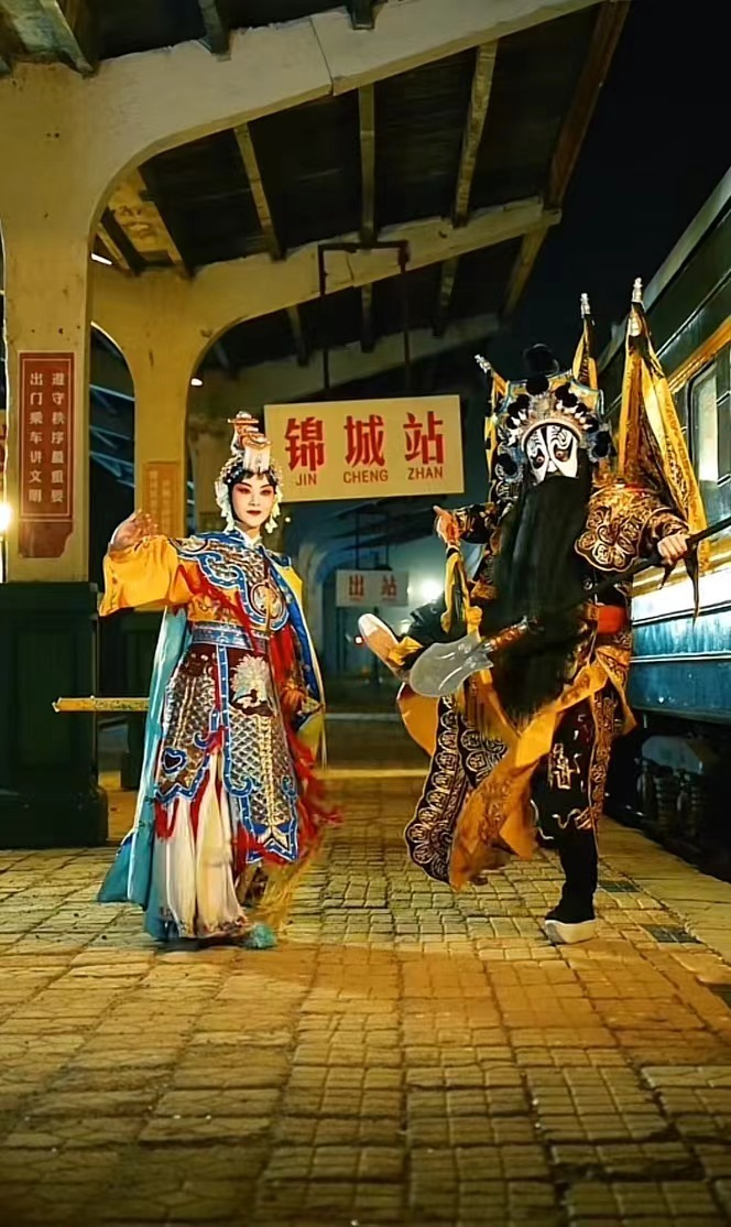 朱铁雄式国风变装 图片来源：视频截图