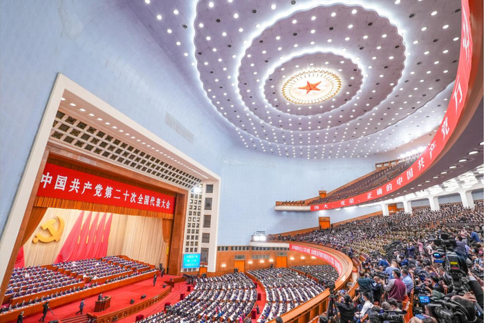 2022年10月16日，中国共产党第二十次全国代表大会在人民大会堂隆重开幕。摄/北京日报记者 武亦彬