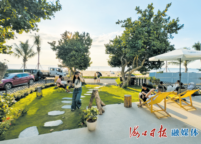 游客在秀英区西秀镇荣山寮村漂浮的人民宿享受惬意时光。海口日报融媒体记者 石中华 摄