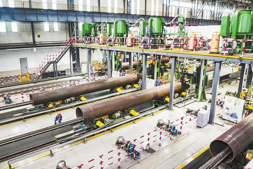     8月22日，中油宝世顺（秦皇岛）钢管有限公司新能源管材生产线抓紧生产。 本报通讯员 李少波摄