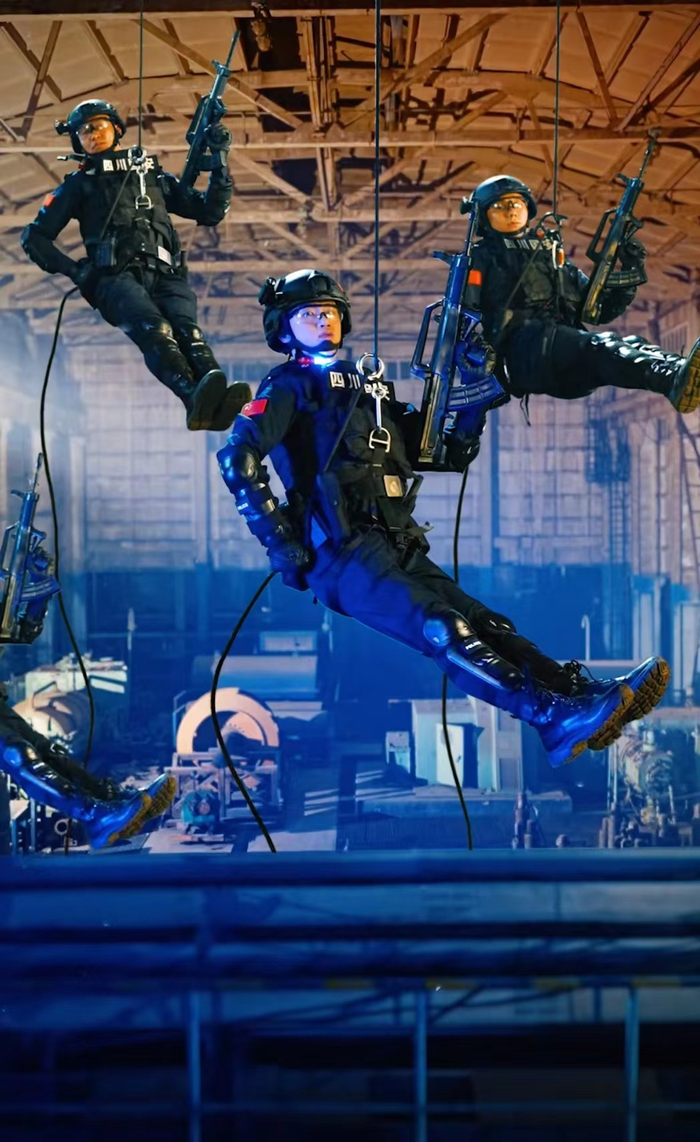 作品中“变装”人民警察 图片来源：视频截图