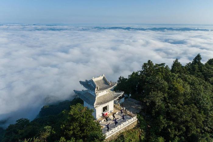 8月19日清晨，在白马山天马峰顶，学员们迎着朝阳练习功夫。