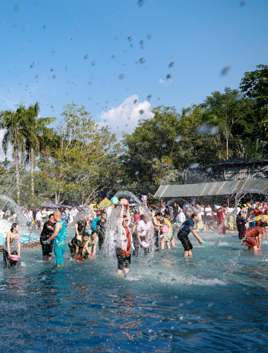 西双版纳等地依然"天气常如二三月",游客可以在傣族园泼水广场纵享"