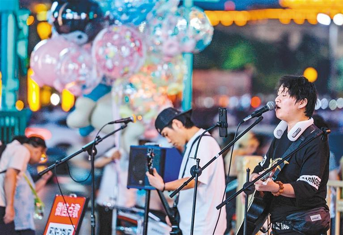 乐队在街头演出 记者 谢伟 摄