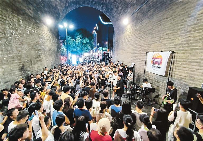 南门城门洞的演出乐队和歌迷 记者 谢伟 摄