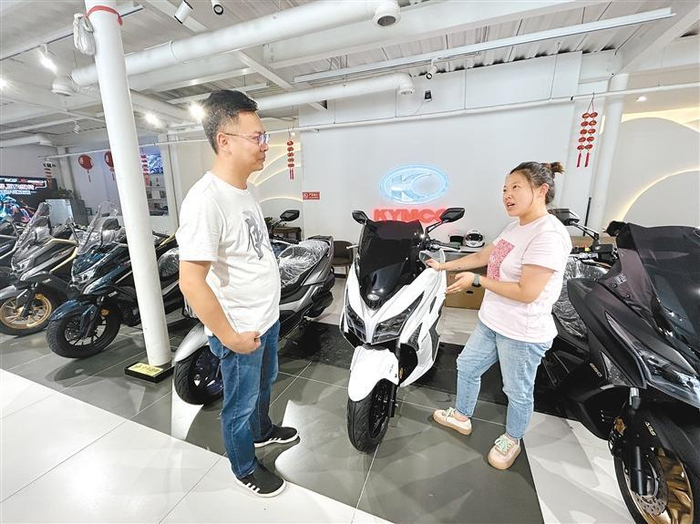 图片来源：图虫创意 消费者正在选购摩托车