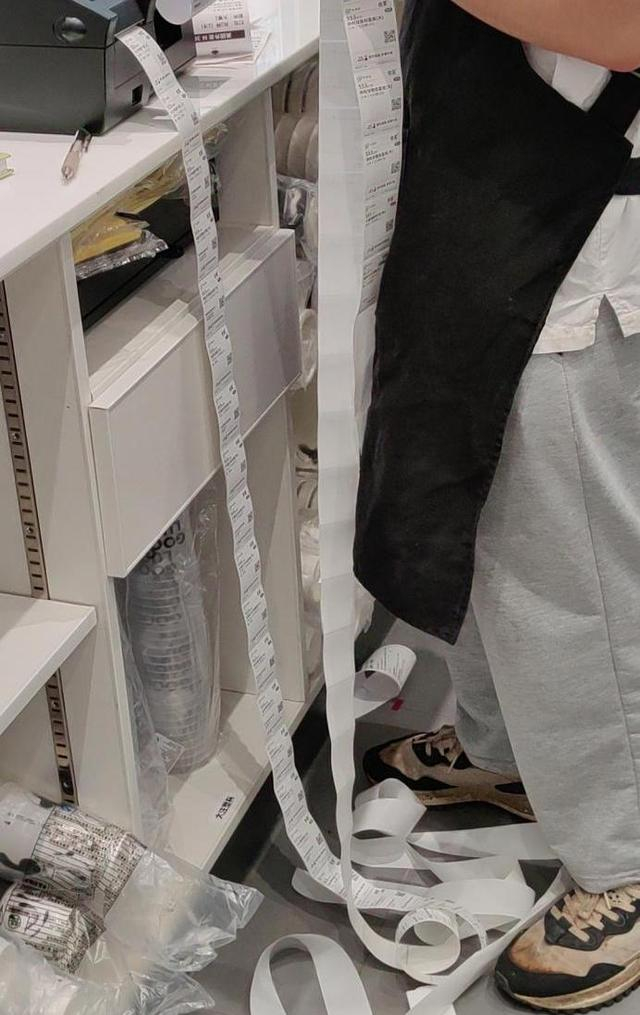 立秋当天，林子所在的古茗订单能拉出十几米远。受访者供图