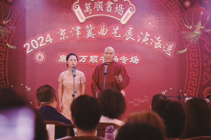 图为唐山青年相声演员韩鹏、赵星慧在海选中表演相声《追溯》。 记者 刘大民 摄