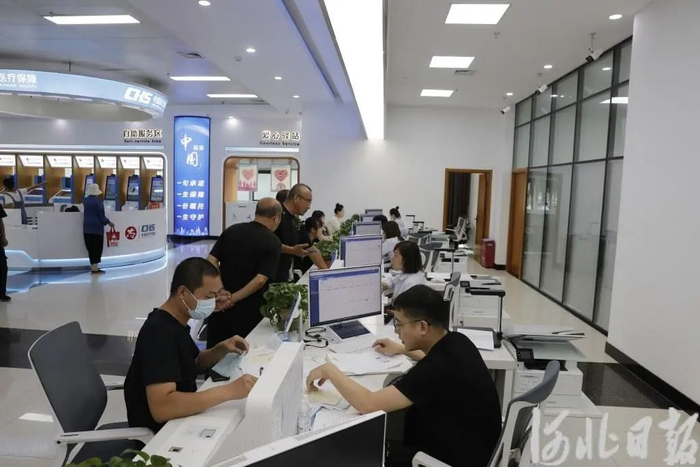8月16日，在唐山市医保服务大厅综合服务窗口，工作人员正在为群众办理相关业务。河北日报记者 师源摄