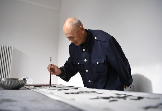 老人在雄安新区南文社区养老驿站练习书法。受访者供图