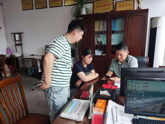 射阳县消保委工作人员开展调查和调解。资料图片