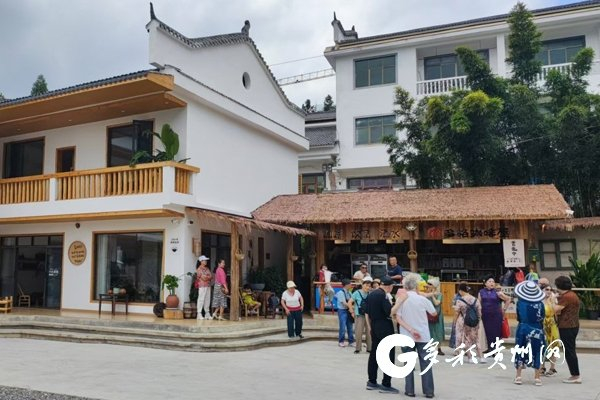 一群游客在多格民宿前的广场上打卡