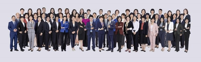 图：王淑珍与团队伙伴们在一起