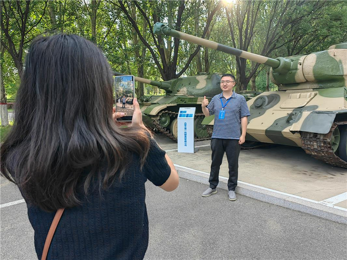 跟坦克合个影。