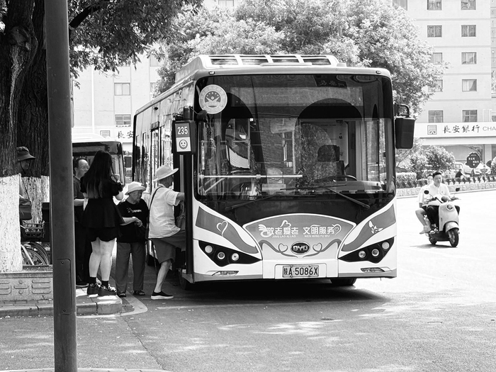 老年人搭乘敬老公交。