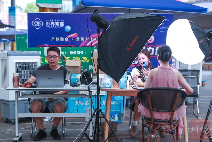 中国·蒙顶山世界茶都茶叶交易市场为电商提供了共享直播间、直播区。黄刚 摄