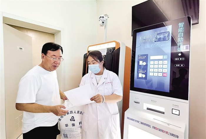     市民通过智能自助终端打印影像报告。本报记者 吴琼 摄