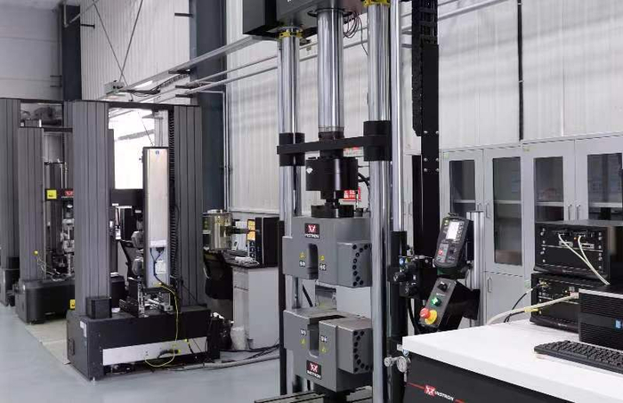 南山铝业铝深加工生产线 本报记者 张鹏飞 摄