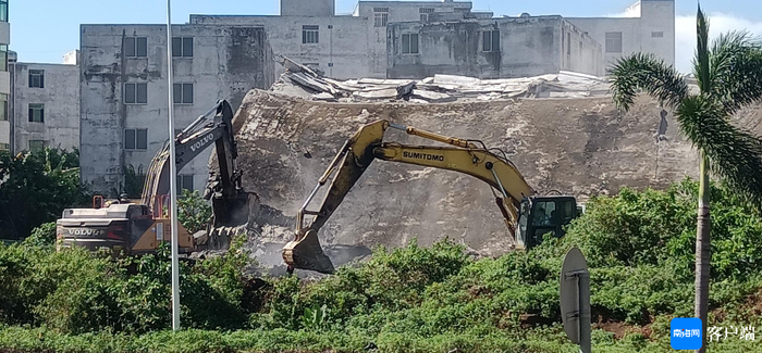 作业机械在对项目内已完成征收的楼房进行拆除。记者 王康景 摄