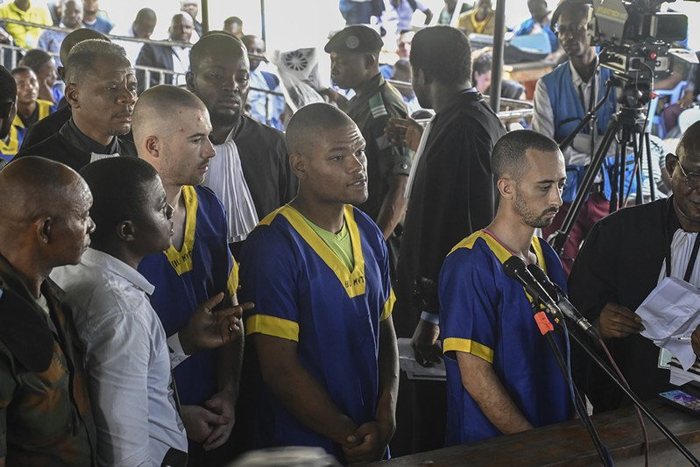 6月7日，3名美国公民与其他50多名被告人受审（资料图）