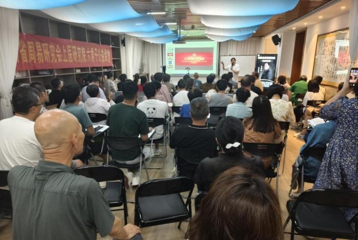 图为张明科教授开展公益演讲