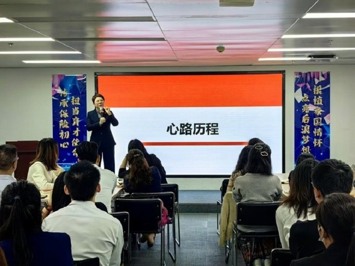 图：王淑珍为团队新人伙伴授课