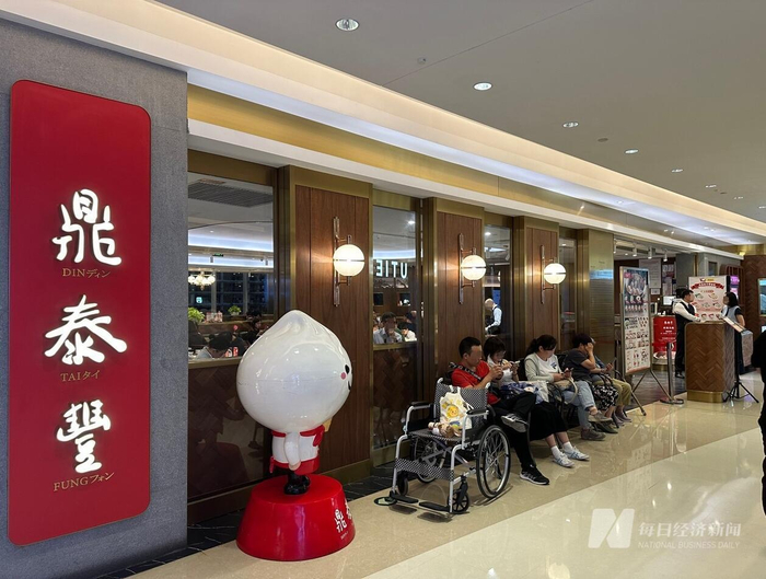 8月26日晚，鼎泰丰北京国贸商城门店前排起长队 图片来源：每经记者 毕媛媛 摄