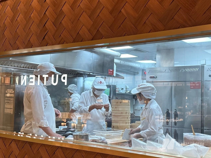 8月26日晚，鼎泰丰北京国贸商城门店的透明厨房，顾客能看到师傅现包小笼包 图片来源：每经记者 毕媛媛 摄