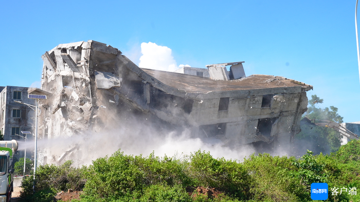 作业机械在对项目内已完成征收的楼房进行拆除，被拆楼房倒塌瞬间。记者 王康景 摄