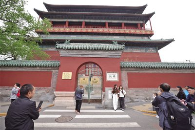 4月4日，游客在鼓楼前合影。资料图片/新京报记者 王贵彬 摄 