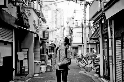     一位姑娘在老街巷中漫步。光明图片/视觉中国