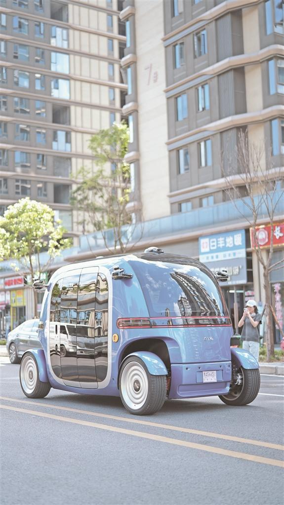     无人驾驶小巴在特定路段测试。    （贵阳高新区融媒体中心供图）